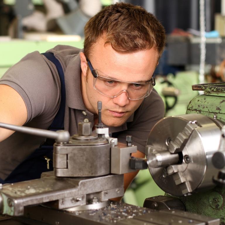 Токарь-расточник